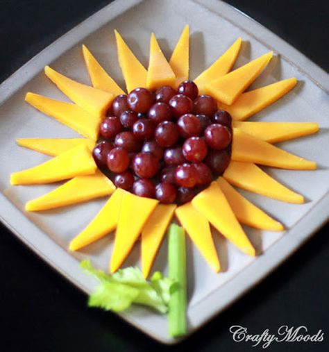 Sunflower with cheese, grapes, and celery Decorações Com Comidas, Edible Crafts, Snacks Für Party, Fun Kids Food, Food Crafts, Kids Snacks, Kids Lunch, Recycled Crafts, Food Humor