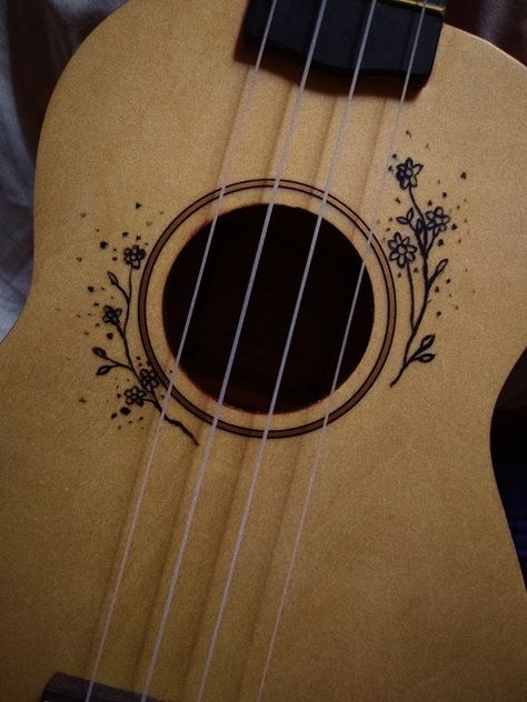 Painted Guitars Ideas Easy, Ukelele Decoration Ideas, Painted Ukulele Flowers, Diy Ukulele Paint Ideas, Custom Acoustic Guitar Design, Acoustic Guitar Painting Ideas, Ukulele Painting Ideas Aesthetic, Ukulele Design Painted, Drawing On Guitar