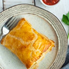 Pizza Pockets Homemade, Puff Pastry Dinner, Pizza Pockets Recipe, Pizza Puffs, Puff Pastry Pockets, Homemade Hot Pockets, Puff Pastry Recipes Savory, Savory Puff Pastry, Puff Pastry Pizza