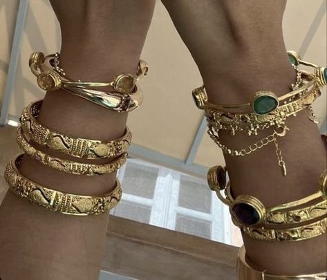 Chunky Gold Jewelry, Dope Jewelry Accessories, Dope Jewelry, Nail Jewelry, Chunky Jewelry, Jewelry Fashion Trends, Jewelry Essentials, Funky Jewelry, Stacked Jewelry