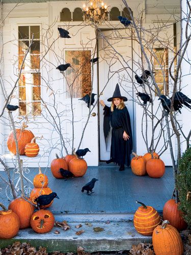 Create "trees" from dead limbs in planters or even pumpkins, then add spiderwebs and paper ravens. Witch Halloween Front Porch, Porche Halloween, Deco 2023, Diy Halloween Dekoration, Recetas Halloween, Dekorasi Halloween, Casa Halloween, Halloween Decor Diy, Halloween Fest