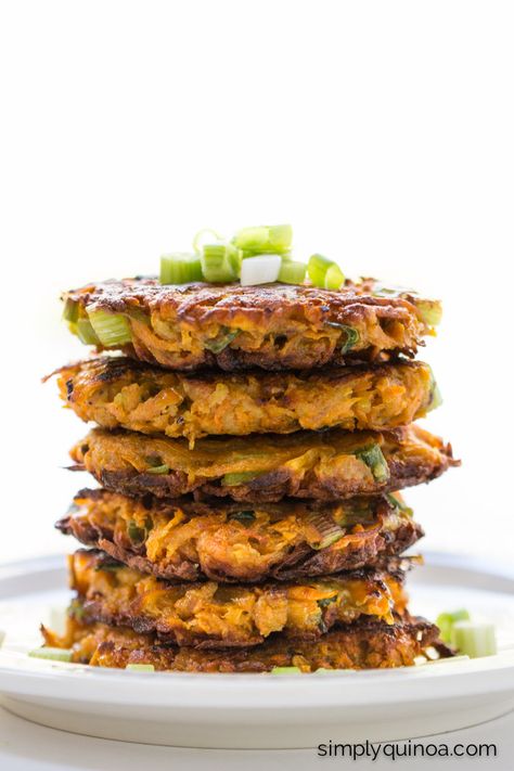 Sweet Potato Quinoa Fritters -- all you need is just 5 ingredients | simplyquinoa.com Quinoa Fritters, Vegan Thanksgiving Side Dishes, Sweet Potato Quinoa, Veggie Fritters, Sweet Potato Fritters, Potato Fritters, Yummy Sweet Potatoes, Simply Quinoa, Coconut Oil Recipes