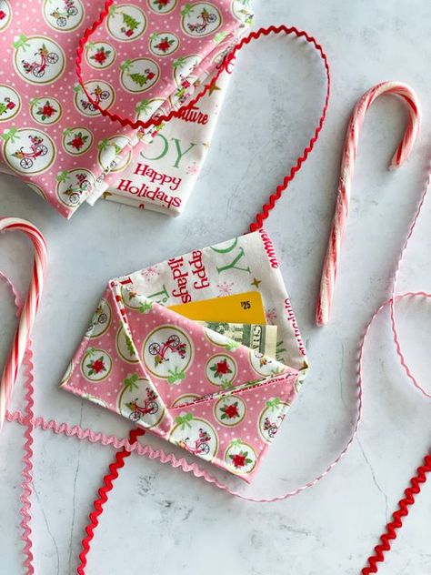 DIY Fabric Gift Card Holder – Riley Blake Designs Fabric Gift Card Holder, Card Holder Diy, Gift Card Holder Diy, Sewing Christmas Gifts, Diy Gift Card, Christmas Giveaways, Free Quilting, Mini Quilts, Easy Sewing Projects