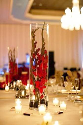 Interior decorating in 2017, the year of the Fire Rooster, calls for flexibility, dynamic beauty of bright colors, natural materials, creative designs, and light textures Simple Cylinder Vase Centerpiece, 3 Cylinder Vase Centerpiece With Flowers, Wedding Table Decorations Tall Vases, Glass Cylinder Ideas Decoration, Tall Vase Centerpiece Ideas, Red Flower Centerpieces Simple, Red And Gold Centerpieces Wedding, Simple Table Scapes Wedding, Red And White Floral Centerpieces