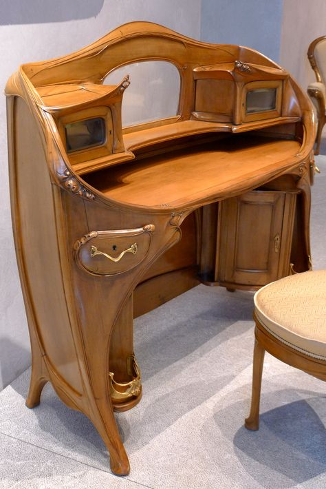 Mobilier Art nouveau (Hector Guimard, 1909-1912) provenant de la chambre de l’hôtel Guimard (Paris, 122 avenue Mozart). Musée des beaux-arts de Lyon.? Art Nouveau Desk, Art Nouveau Arquitectura, Arte Art Deco, Hector Guimard, Architecture Art Nouveau, Hantverk Diy, Design Art Nouveau, Unusual Furniture, Art Nouveau Furniture