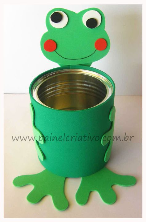 Utiliza foamy o goma eva para decorar latas de aluminio y ponerles un toque creativo y colorido. Forra completamente la lata con este mater... Frog Pencil Holder, Frog Crafts, Tin Can Crafts, Seni Dan Kraf, Flower Holder, Can Crafts, Paper Crafts Diy Tutorials, Construction Paper, Childrens Crafts