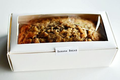 banana-bread-favors-g Banana Bread Loaf Packaging, Packaging Loaf Cakes, Mini Banana Bread Loaves Packaging, Packaging Banana Bread, Mini Loaf Packaging, Banana Bread Slice Packaging, Banana Cake Packaging Ideas, Packaging Desserts Ideas, Plum Cake Packaging