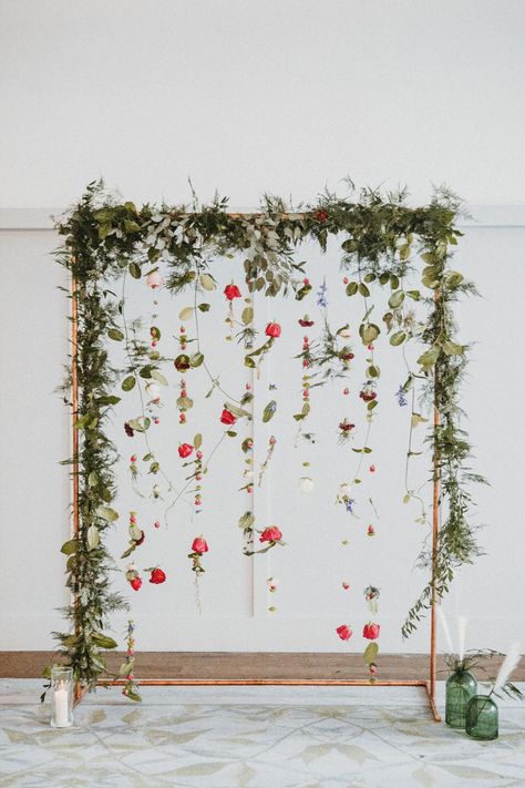 Ruangan Studio, Arch Ideas, Bridal Shower Inspo, Bridal Shower Backdrop, Photo Backdrop Wedding, Wedding Altars, Baby Shower Backdrop, Floral Backdrop, Hanging Flowers