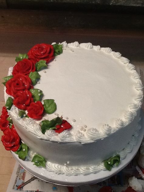 Red Rose Cake Design Simple, Red Roses Cake Ideas, White Cake Red Roses, White Cake With Red Roses, White Cake With Roses, White Roses Cake, Frosting Designs, Rose Icing, Rose Cake Design