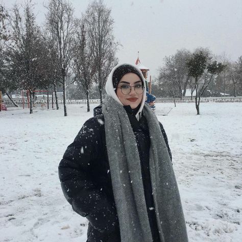 Hijabi Snow Outfits, Scarf With Hoodie, Hijab Fashion Winter, Hijabi Fashion Winter, Hoodie Hijab, Hijab Street Fashion, Winter Outfits Snow, Stile Hijab, Stylish Hijab