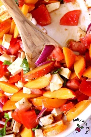 Salty Side Dish | Easy Side Dish Recipes Tomato And Peach Salad, Fresh Peach Salad Recipes, Peach Side Dish, Peach Mozzarella, Peach Caprese Salad, Peach Salad Recipes, Peach Caprese, Party Dips Easy, Salty Side Dish