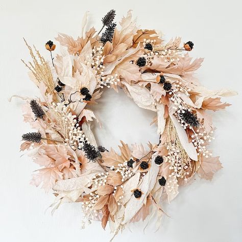 a Holiday Crafts Decorations, Maple Leaf Wreath, Corn Husks, Leaves Wreath, Foliage Wreath, Harvest Wreath, Elegant Halloween, Fall Deco, Modern Fall