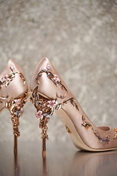 ralph russo aw 16/17 eden heel wedding pump / http://www.himisspuff.com/rose-gold-metallic-wedding-color-ideas/ Kasut Pengantin Perempuan, Kasut Kahwin, Kasut Tumit Tinggi, Fun Wedding Shoes, Flower Heels, Prom Heels, Wedding Shoes Heels, Wedding Dress Shoes, Fancy Shoes