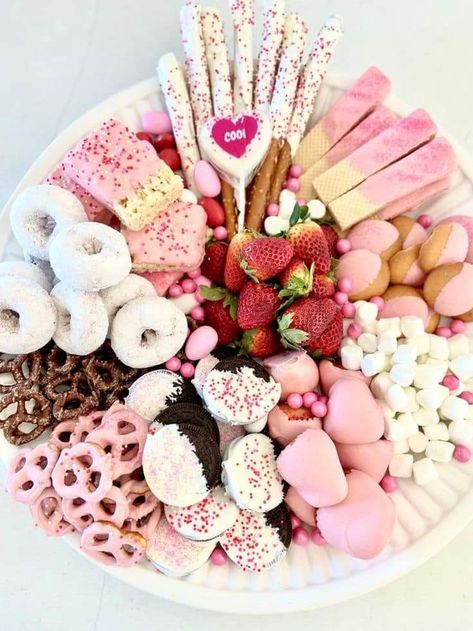 Barbie Afternoon Tea, Pink Themed Charcuterie Board Ideas, Preppy Charcuterie Board, Barbie Party Inspiration, Pink Candy Charcuterie Board, Pink Food Tray, Pink Food Boards For Parties, Charcuterie Board Ideas Baby Shower Girl, Pink Charcuterie Board Ideas