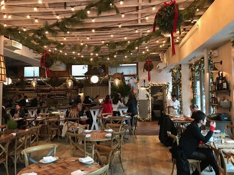 Christmas Decor Restaurant Ideas, Christmas Decorations Coffee Shop, Christmas Decor In Restaurant, Christmas Restraunt Decor, Coffee Shop Christmas Decorations Ideas, Christmas Decor Restaurant, Cafe Christmas Decorations Ideas, Christmas Cafe Decor Ideas, Christmas Rosemary