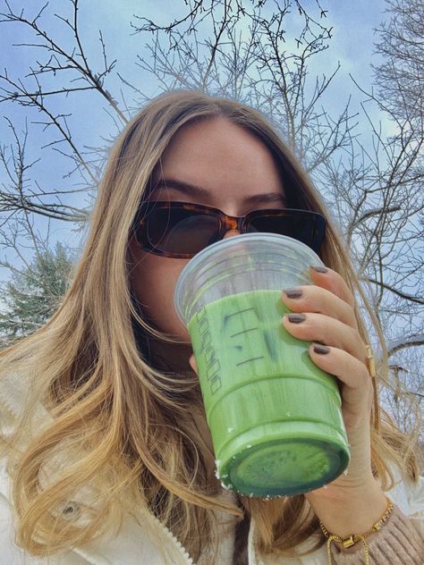 Starbucks Pics Instagram, Green Ig Aesthetic, Drinking Starbucks Pose, Starbucks Pictures Instagram Story, Starbucks Instagram Pictures, Starbucks Poses Instagram, Starbucks Selfie, Starbucks Pictures, Starbucks Matcha