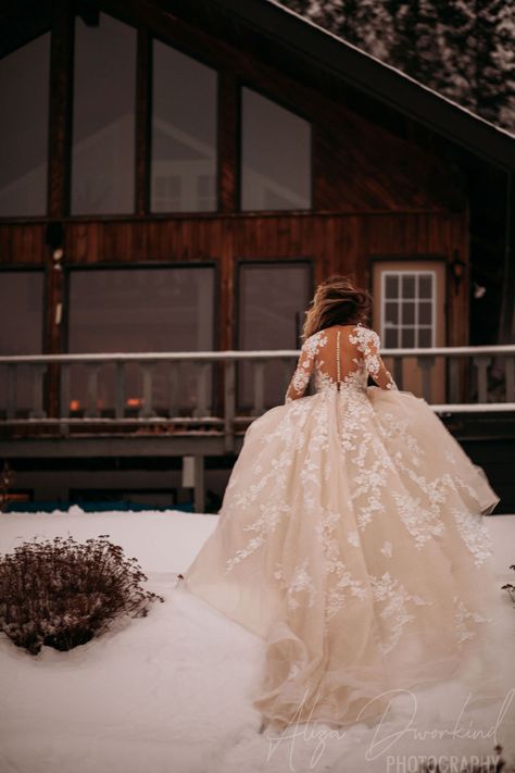 Winter Wedding Gowns Snow, Winter Wedding With Snow, Winter Wonderland Wedding Dresses, Snowy Wedding Dress, Wedding Dress With Snowflakes, Outdoor Winter Wedding Dress, Winter Bridal Photoshoot, Snowy Wedding Aesthetic, Winter Wedding Portraits