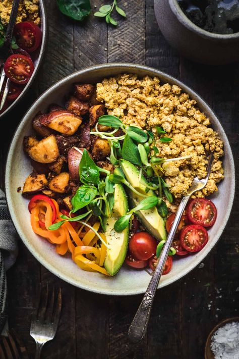 Your search for a satisfying, high protein and tasty vegan breakfast is over. This savory vegan breakfast bowl, with crispy potatoes, basic spicy scrambled tofu, and fresh veggies is all you'll want in the morning. Plus, you can prep everything ahead of time. Hello vegan breakfast meal prep! #highprotein #veganbreakfast #savoryveganbreakfast #veganrecipes #scrambledtofu #savorybreakfast | crowdedkitchen.com High Protein Super Bowl Food, Wellness Meals, Vegan Breakfast Bowl, Vegan Protein Breakfast, Super Breakfast, High Protein Vegan Breakfast, Best Vegan Breakfast, Yummy Aesthetic, Vegan Breakfast Options