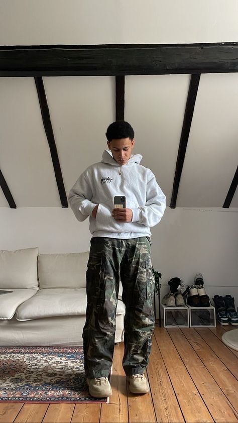 Aesthetic Outfits Men Streetwear, Uk Street Style Men, Uk Streetwear Fashion, Cargo Fits Men, Camouflage Outfits Men, Streetwear Men Outfits Winter, Cargo Streetwear Outfit, Camp Cargo Pants Outfit, Uk Mens Fashion Streetwear