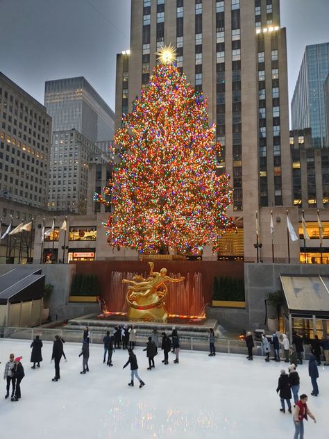 White Christmas Nyc, Nee York Christmas Aesthetic, Manhattan Christmas Aesthetic, New York Xmas Aesthetic, Christmas Time New York City, Christmas Times Square, New York Aesthetic December, About Time Aesthetic, Winter Aesthetic Nyc