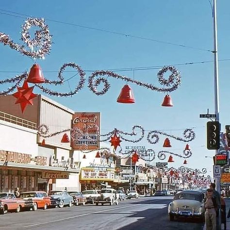 Old Time Christmas, Vintage Christmas Photos, 1950s Christmas, Vintage Christmas Images, Hallmark Christmas Movies, Christmas Town, Old Fashioned Christmas, Hallmark Christmas, Christmas Past