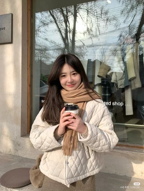 Drink Starbucks, Korean Winter Outfits, Medium Long Haircuts, Love Winter, Haircuts For Medium Hair, Aesthetic People, Korean Girl Fashion, Hair Stylist Life, Korean Fashion Trends