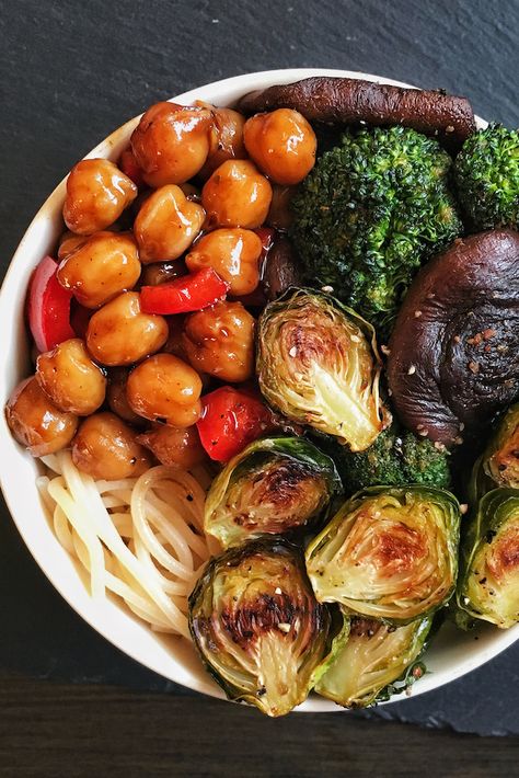 Teriyaki chickpeas makes a deliciously quick and simple vegan dinner! With only a few ingredients, this Asian-style vegan comfort food can be ready in 30 minutes or less. This recipe is dairy-free, egg-free and high in protein with gluten-free options included. Serve with rice, noodles or veggies such as these crispy roasted brussel sprouts and broccoli. Recipe at fromthecomfortofmybowl.com #vegandinner #chickpeas #teriyaki #asianrecipes #highprotein Teriyaki Chickpeas, Vegan Teriyaki, Crispy Brussels Sprouts, Quick Vegan, Quick Vegan Meals, High Protein Vegan Recipes, Gluten Free Noodles, Vegetarian Life, Vegetarian Foods