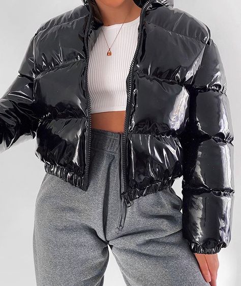 Cropped Puffer Jacket, فستان سهرة, Puffy Jacket, Autumn Fashion Women, Padded Jacket, Fashion Outfit, Outfits Ideas, Summer Outfits Women, Daily Outfits