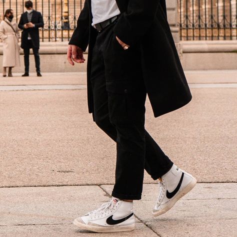 How To Style Nike Blazers Men, Nike Blazers Outfit Ideas Men, Blazer 77 Outfit, Nike Blazer Mid 77 Outfit Men, Nike Blazer Fits, Blazer Shoes Outfit, Nike Blazer Outfit Men, Black Pants Outfit Men, Nike Blazer Black