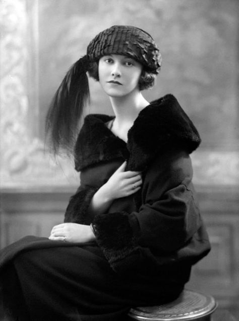 10 Fabulous Pictures of Women’s Hat Fashions from the 1920’s Style Année 20, 1920s Women, Vintage Blog, Retro Mode, Foto Art, Vintage Glam, Vintage Portraits, 1920s Fashion, Vintage Glamour