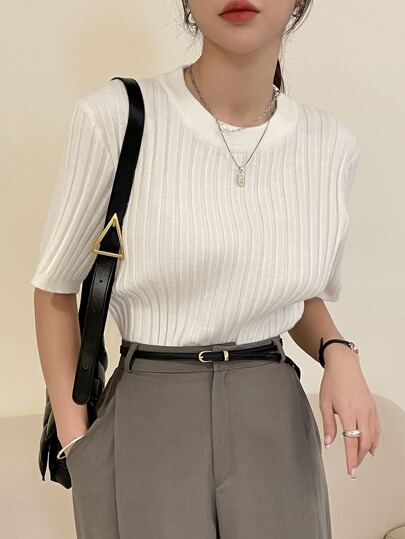 White Outfits For Women Casual Simple, Bussines Casual Women Outfits, Ribbed Top Outfit, Semi Casual Outfit Women, Bussines Casual Woman, Knitted Top Outfit, White Tops Outfit, White Ribbed Top, T Shirt Branca