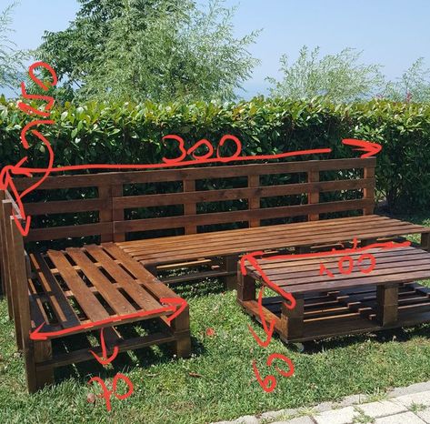 Backyard Wood Fence, Wooden Fence Design, Wooden Fence Ideas, Wood Fence Ideas, Cute Backyard, Pallet Patio Furniture Diy, Palette Furniture, Diy Outdoor Seating, Pallet Furniture Designs