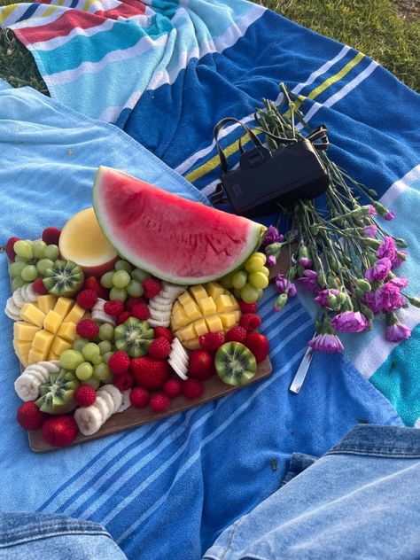 picnic fruit fruitplatter sunset aesthetic recipe dateideas dreamlife Picnic Fruit Aesthetic, Fruit Platter Picnic, Fruit Picnic Aesthetic, Fruit Platter Aesthetic, Aesthetic Fruit Bowl, Fruit Bowl Aesthetic, Picnic Fruit, Birthday 2023, Birthday Picnic