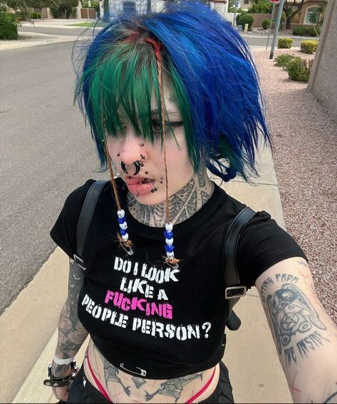 Very Short Punk Hair, Punk Hair Dye Ideas, Alternative Hair Dye Ideas, Punk Dyed Hair, Emo Hair Dye Ideas, Alt Hair Color Ideas, Goth Hairstyles Short, Scenemo Hair, Goth Short Hair