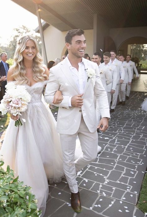 Beach Wedding Groom Attire, Beach Wedding Groomsmen, Beach Wedding Groom, White Wedding Suit, Wedding Groomsmen Attire, Wedding Outfits For Groom, Wedding Tux, Beach Wedding Attire, Groom Wedding Attire