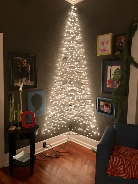 Corner wall Christmas tree. Christmas 2016 Christmas Wall Decor Diy, Diy Christmas Wall, Wall Christmas Tree, Christmas Apartment, Classic Christmas Tree, Alternative Christmas Tree, Diy Christmas Decorations, Christmas Wall Decor, Diy Christmas Tree