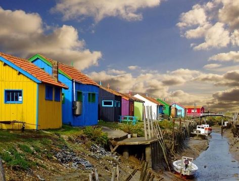 La route des huîtres et ses chenaux ostréicoles : La route des huîtres, un lieu authentique et naturel aux paysages uniques entre chenaux, cabanes et claires ostréicoles. Les haltes sont nombreuses dans les cabanes pour découvrir le monde ostréicole et y déguster des huîtres. Boat Art, Pokemon Teams, Media Images, Diy Art Painting, Boats, Cabin, Cottage, France, Boutique