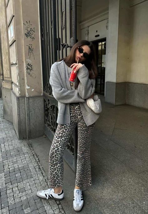 Leopard Jeans Outfit, Leopard Pants Outfit, Cheetah Print Outfits, Dinner Outfit Casual, Adidas Samba Outfit, Look Zara, Leopard Print Outfits, Samba Outfit, Stile Hijab