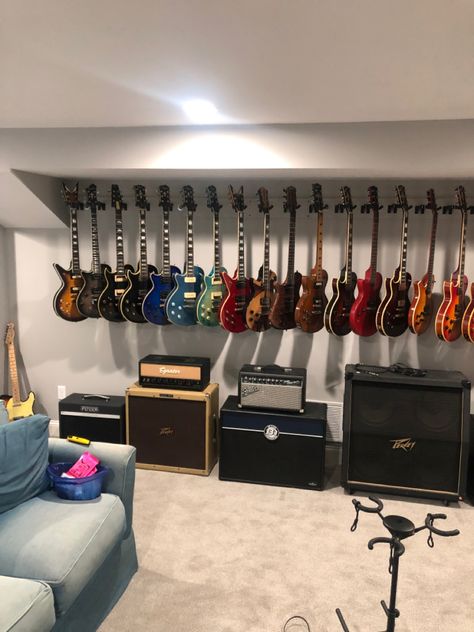 Guitar Setup Bedroom, Guitar Rack Diy, Guitar Room Aesthetic, Guitar Room Ideas, Lp Wall, Room Aesthetic Dark, Spare Room Design, Aesthetic Guitar, Music Room Design