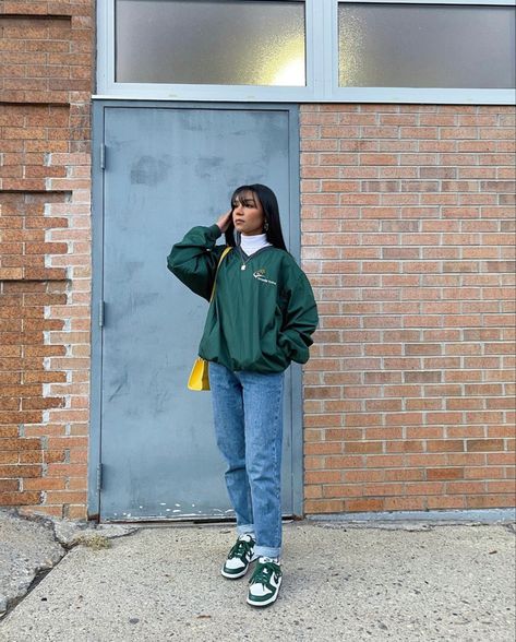 Sweatshirt And Denim Jacket Outfit, Casual Green Outfits For Women, Green Dunks Outfit Woman, Baggy Jeans And Sneakers Outfit, Vintage Sneakers Outfit, Green Shacket Outfit, Green Dunks Outfit, Dunks Outfit Woman, Curvy Street Style