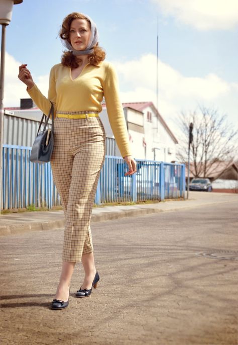 Lily Jarlsson - Vintage cigarette pants 1950s retro style 1950s Fashion Pants, Outfits 60s, 60s Outfits, Vintage Outfits Winter, Vintage Outfits 50s, Decades Fashion, Fashion 50s, 1950 Fashion, Vintage Fashion 1950s