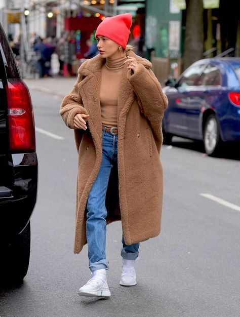 Celebrity Winter Outfit Ideas: Hailee Bieber Maxmara Coat, Teddy Coat Outfit, Maeve Reilly, Reformation Jeans, Beanie Outfit, Winter Outfits Cold, Streetwear Mode, Burberry Hat, Outfit Look