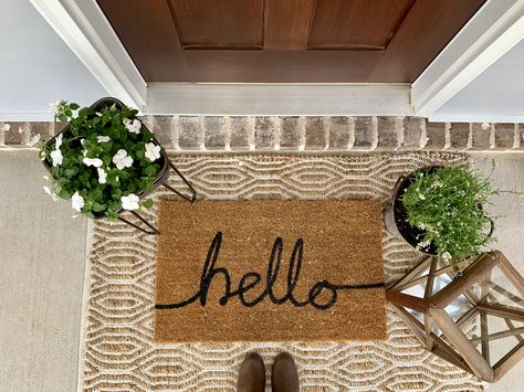 Layered Front Door Mat, Outdoor Layered Door Mats, Front Door Layered Doormat, Front Porch Rug Layering, Layered Door Mat Ideas Summer, Layered Welcome Rug, Layered Door Mat Ideas, Cozy House Door Mats, Beach House Modern