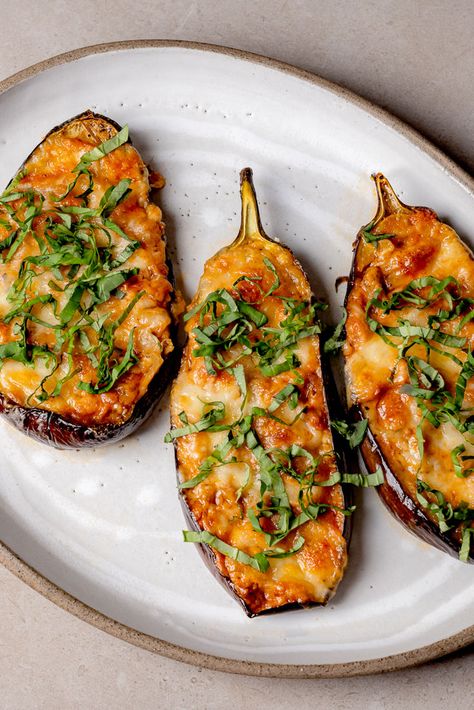 Vegetarian Parmigiana, Aubergine Dishes, Roasted Tomatoe, Aubergine Parmesan, Aubergine Recipes, Grilled Aubergine, Parmigiana Recipe, Roasted Aubergine, Garlic Pesto