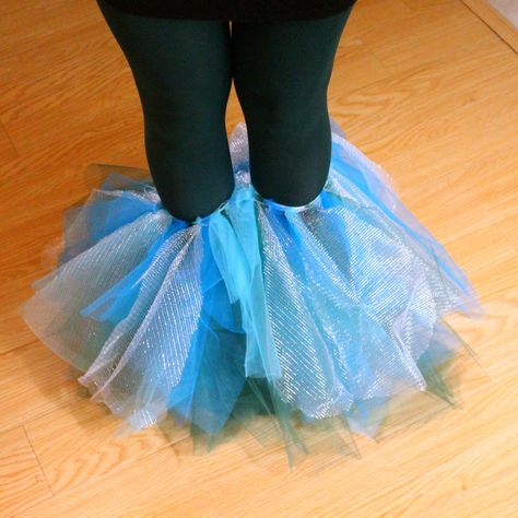 Diy Mermaid Costume, Finding Nemo Jr, Homemade Mermaid Costumes, Mermaid Fins, Mermaid Costume Diy, Sewing Desk, Theme Carnaval, Fish Costume, Mermaid Fin