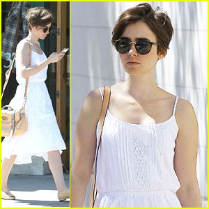 Lily Collins takes advantage of the warmer weather and wears a cute sundress while out in Los Angeles on Wednesday afternoon (March 25). Earlier in the week,… Lily Collins Short Hair, Feminine Short Hair, Lily Collins Hair, Short Hairstyles 2015, Kort Bob, Cute Sundress, Birthday Book, 2015 Hairstyles, Long Pixie