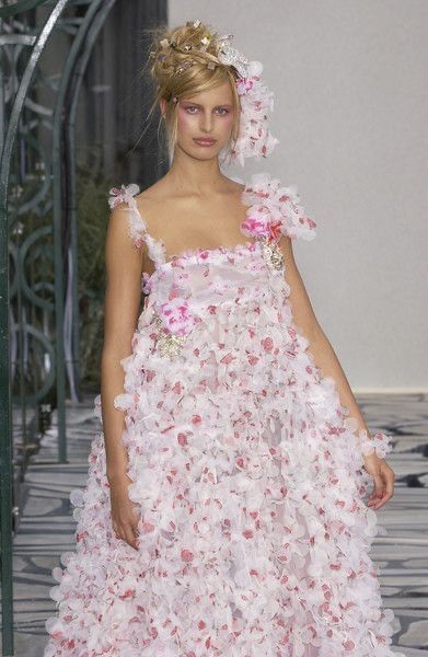 Chanel Details, Gcse Textiles, Chanel Flower, 2003 Runway, Haute Couture Details, Flowers Dress, Chanel Couture, Dior Haute Couture, Chanel Haute Couture