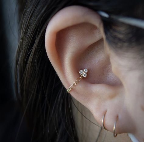 Piercing Styling, Ear Piercings Conch, Gold Figaro Chain, Conch Jewelry, Cool Ear Piercings, Chain Diamond, Conch Earring, Conch Piercing, Figaro Chain