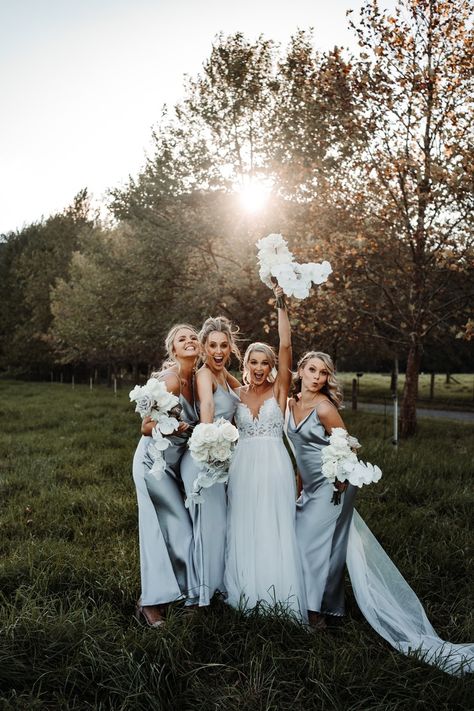 Translucent Photography, Wedding Photography Poses Bridal Party, Bride And Bridesmaid Pictures, Wedding Group Photos, Wedding Party Poses, Wedding Photo List, Bridesmaid Poses, Wedding Photography Bridal Party, Bridesmaid Pictures