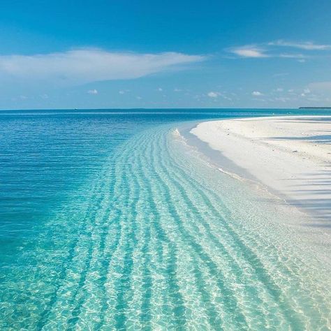 Crystal blue water and ice white beaches 💦 - Follow @dopeluxurytravels  Follow @dopeluxurytravels  Follow @dopeluxurytravels - #beaches… Tropical Vacation Destinations, شرم الشيخ, Crete Island, Beaches In The World, Beach Paradise, Vacation Places, In The Ocean, White Sand, Beautiful Islands